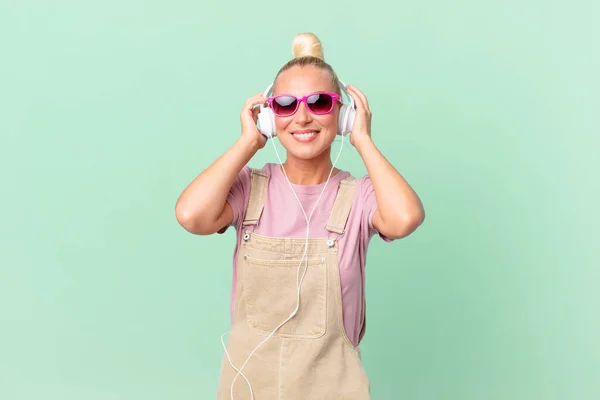 Mooie Blonde Vrouw Luisteren Muziek Met Een Hoofdtelefoon — Stockfoto