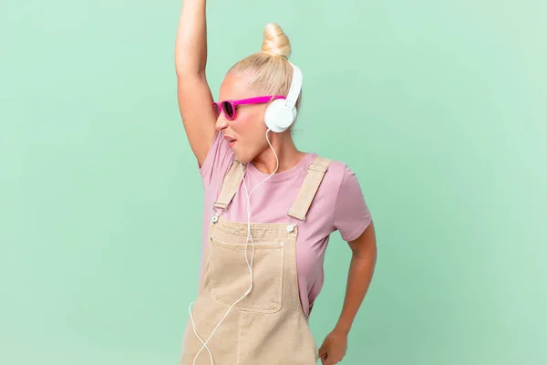 Mooie Blonde Vrouw Luisteren Muziek Met Een Hoofdtelefoon — Stockfoto