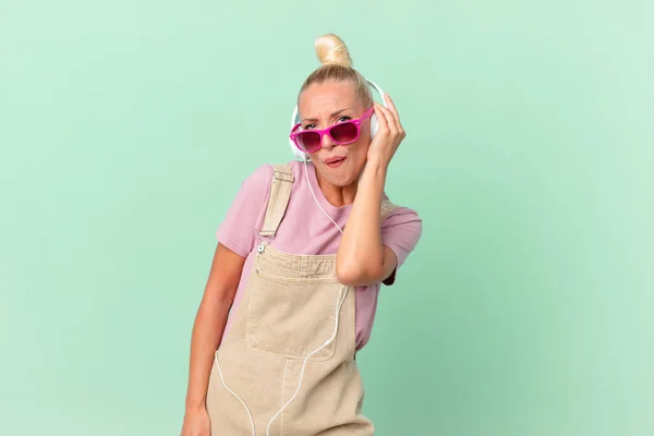 Pretty Blond Woman Listening Music Headphones — Stock Photo, Image