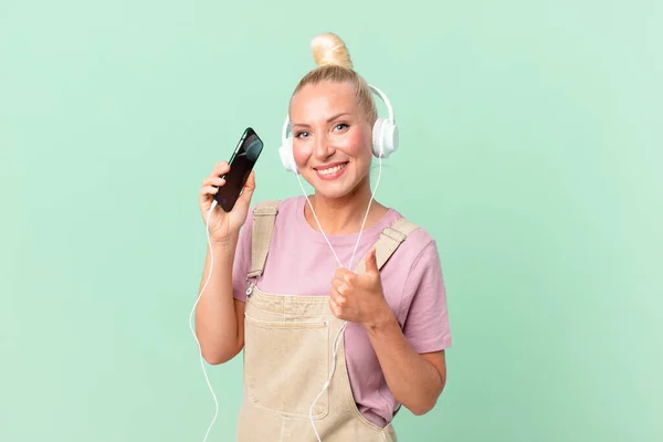 Mooie Blonde Vrouw Luisteren Muziek Met Een Hoofdtelefoon — Stockfoto