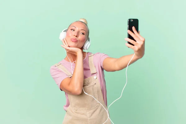 Ładna Blondynka Słuchająca Muzyki Słuchawkami — Zdjęcie stockowe