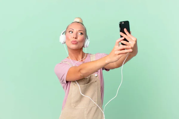 Ładna Blondynka Słuchająca Muzyki Słuchawkami — Zdjęcie stockowe