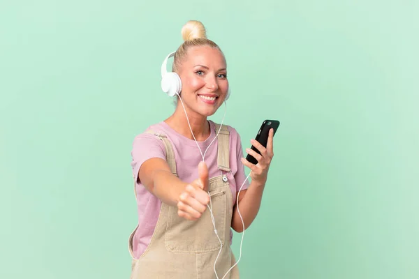 Jolie Femme Blonde Écoutant Musique Avec Casque — Photo