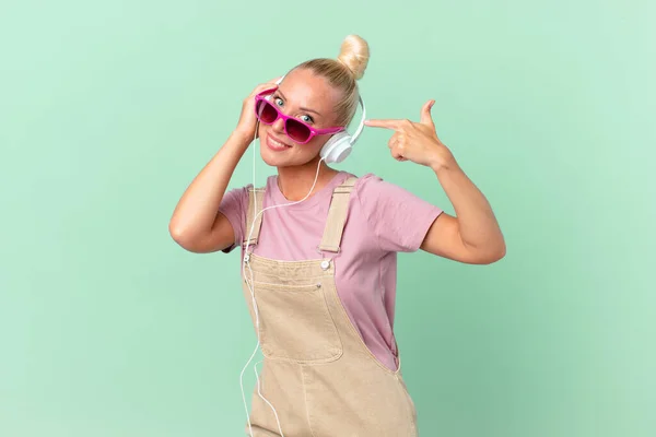 Mooie Blonde Vrouw Luisteren Muziek Met Een Hoofdtelefoon — Stockfoto