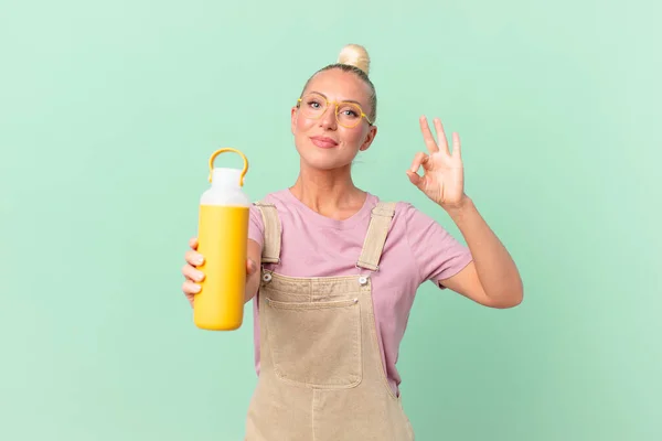 Pretty Blond Woman Coffee Thermos — Stock Photo, Image