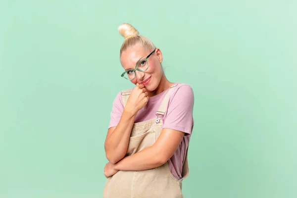 Retrato Mujer Rubia Con Gafas Sobre Fondo Verde —  Fotos de Stock