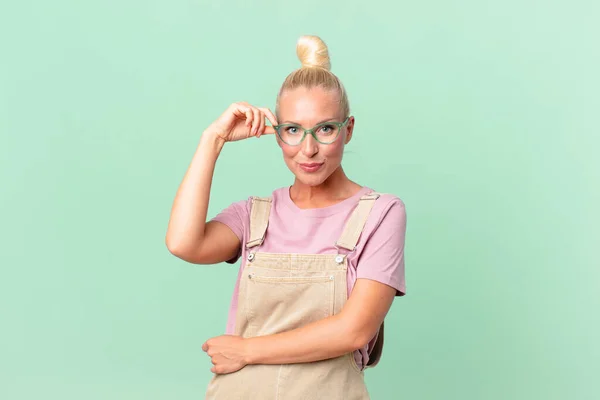 Porträt Einer Blonden Frau Mit Brille Auf Grünem Hintergrund — Stockfoto