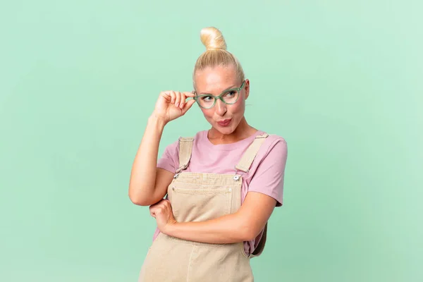 Portret Van Blonde Vrouw Met Bril Groene Achtergrond — Stockfoto