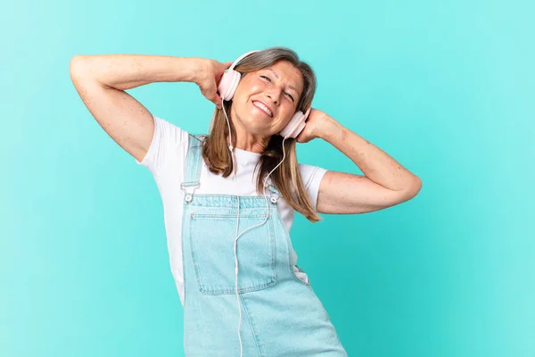 Meia Idade Mulher Bonita Ouvir Música Com Fones Ouvido — Fotografia de Stock