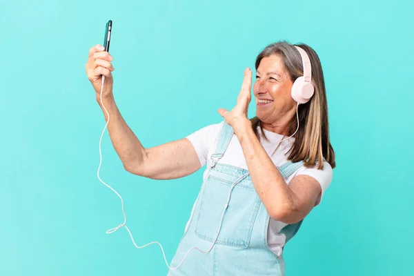 Middelbare Leeftijd Mooie Vrouw Luisteren Muziek Met Een Koptelefoon — Stockfoto