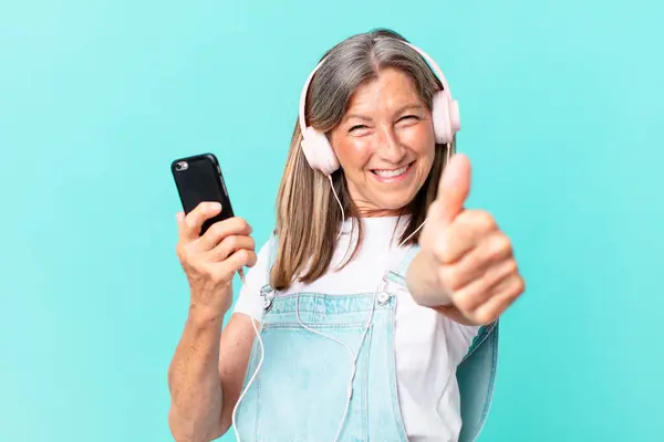 Middelbare Leeftijd Mooie Vrouw Luisteren Muziek Met Een Koptelefoon — Stockfoto