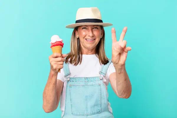Красивая Женщина Средних Лет Шляпе Мороженым Руках Летняя Концепция — стоковое фото