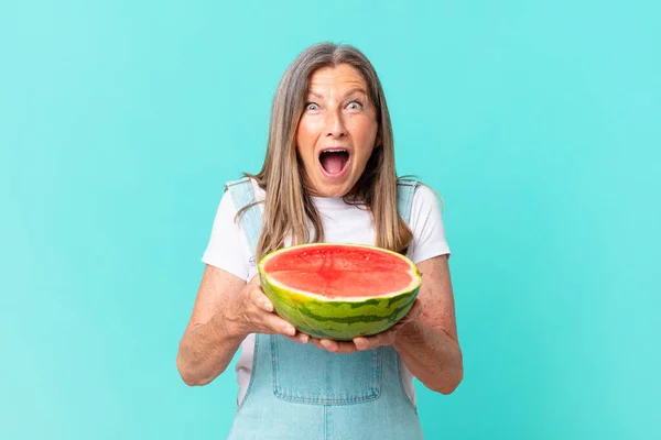 Mujer Bonita Mediana Edad Sosteniendo Una Rebanada Sandía —  Fotos de Stock