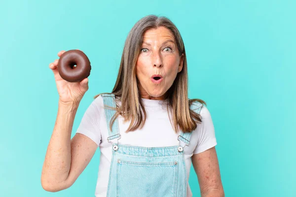 Edad Ociosa Mujer Bonita Con Donut — Foto de Stock