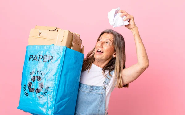 Middelbare Leeftijd Mooie Vrouw Recycling Papier — Stockfoto