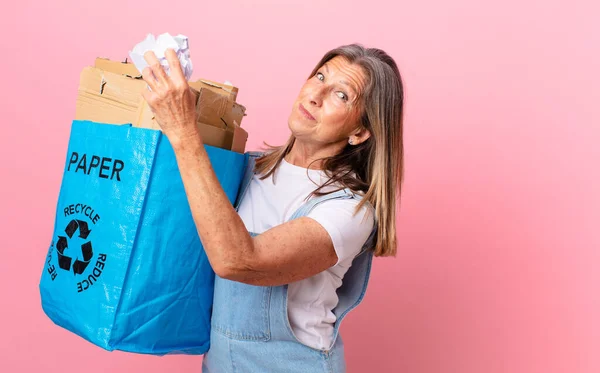 Mezza Età Bella Donna Riciclaggio Della Carta — Foto Stock