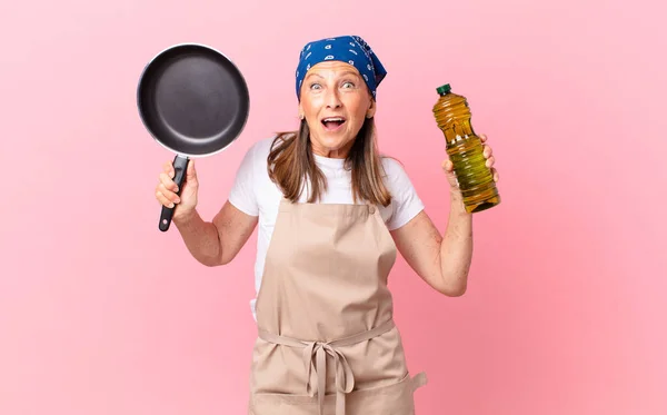 Middelbare Leeftijd Mooie Chef Kok Vrouw Met Een Pan Een — Stockfoto