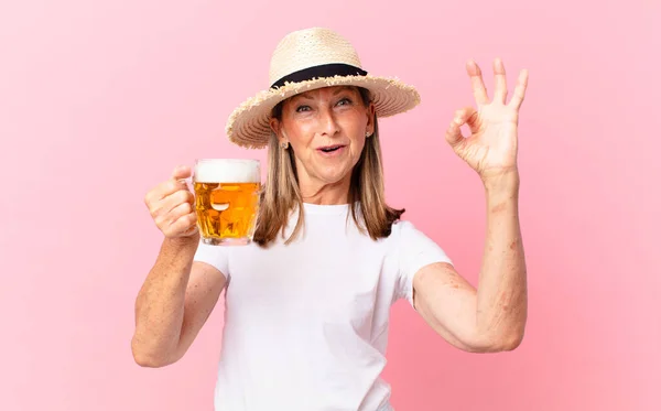 Meia Idade Muito Aposentado Mulher Bebendo Uma Cerveja Férias — Fotografia de Stock