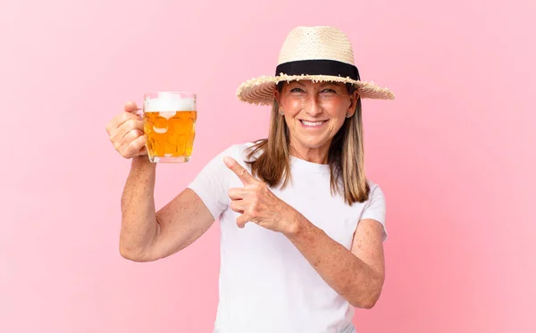 Middle Age Pretty Retired Woman Drinking Beer Holidays — Stock Photo, Image