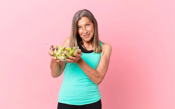 Hezká Žena Středního Věku Salátem Dietní Koncept — Stock fotografie