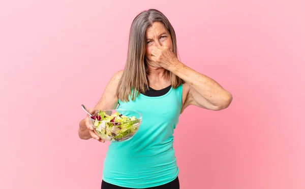 Mulher Bonita Meia Idade Com Uma Salada Conceito Dieta — Fotografia de Stock