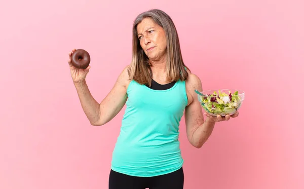 Mujer Bonita Mediana Edad Coparing Una Ensalada Donut —  Fotos de Stock