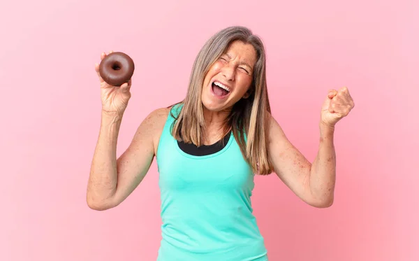Mediana Edad Bonita Mujer Con Donut — Foto de Stock