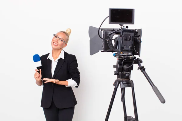 Mujer Rubia Bonita Sonriendo Alegremente Sintiéndose Feliz Mostrando Concepto Sosteniendo —  Fotos de Stock