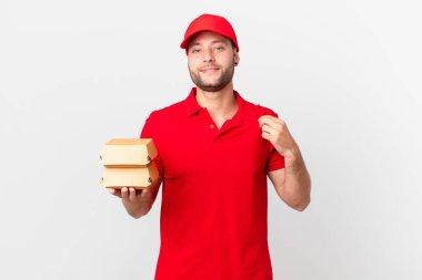 Hamburger dağıtan adam kibirli, başarılı, pozitif ve gururlu görünüyor.