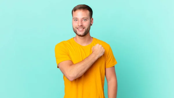 Handsome Blonde Man Feeling Happy Facing Challenge Celebrating — Zdjęcie stockowe