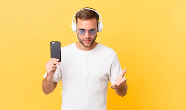Looking Angry Annoyed Frustrated Listening Music Headphones Smartphone — Stockfoto