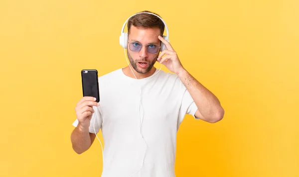 Looking Surprised Realizing New Thought Idea Concept Listening Music Headphones — Stockfoto