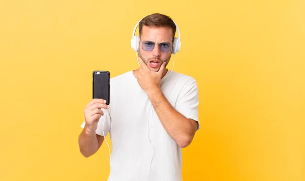 Mouth Eyes Wide Open Hand Chin Listening Music Headphones Smartphone — Stockfoto