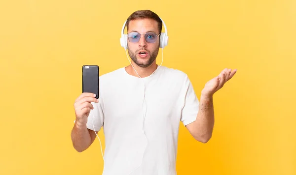 Feeling Extremely Shocked Surprised Listening Music Headphones Smartphone — Stockfoto