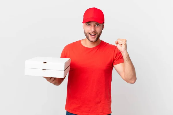 Pizza Entregar Hombre Sintiéndose Sorprendido Riendo Celebrando Éxito —  Fotos de Stock