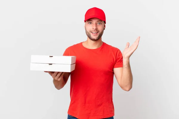 Pizza Entregar Hombre Sintiéndose Feliz Asombrado Por Algo Increíble —  Fotos de Stock