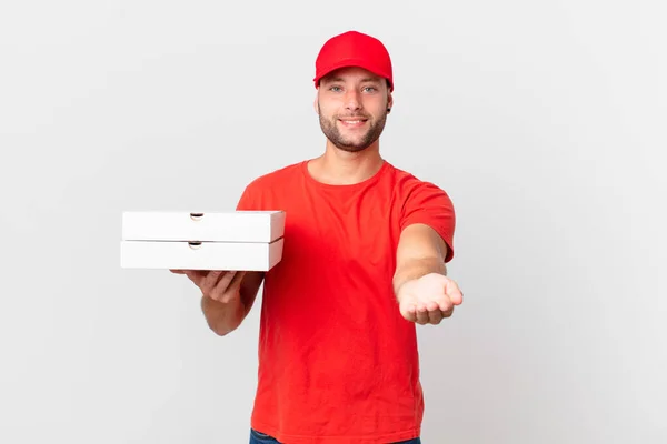 Pizza Entregar Hombre Sonriendo Felizmente Con Amable Ofreciendo Mostrando Concepto — Foto de Stock