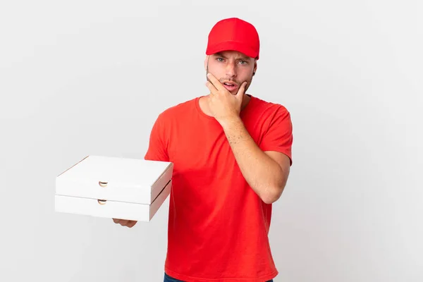 Pizzalieferant Mit Weit Geöffnetem Mund Und Offenen Augen Und Der — Stockfoto