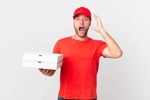 Pizza Entregar Hombre Gritando Con Las Manos Alto Aire — Foto de Stock