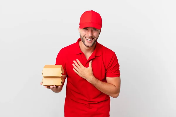 Hamburguesa Entregar Hombre Riendo Voz Alta Algún Chiste Hilarante — Foto de Stock