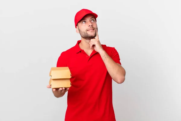 Hamburguesa Entregar Hombre Sonriendo Feliz Soñando Despierto Dudando — Foto de Stock