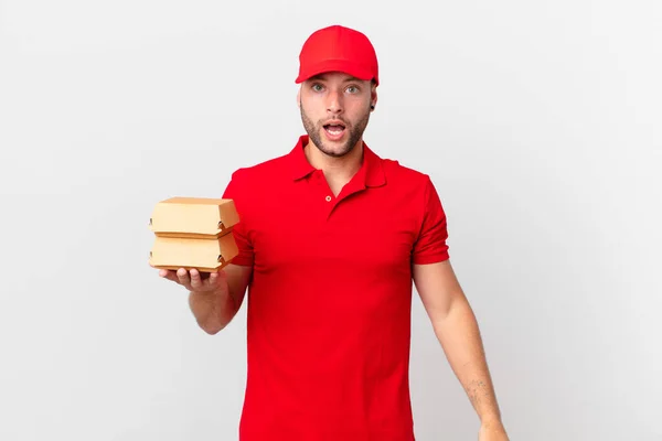 Burger Lieferant Sieht Sehr Geschockt Oder Überrascht Aus — Stockfoto