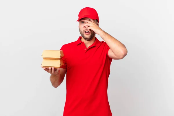 Hamburgare Leverera Mannen Ser Chockad Rädd Eller Skräckslagen Täcker Ansiktet — Stockfoto