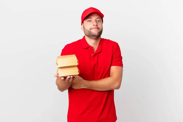 Burger Liefert Mann Achselzuckend Fühlt Sich Verwirrt Und Unsicher — Stockfoto