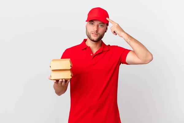 Burger Lieferant Mann Fühlt Sich Verwirrt Und Verwirrt Zeigt Dass — Stockfoto