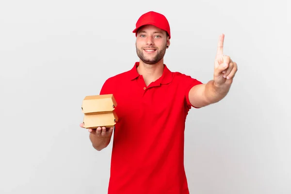 Hamburger Leveren Man Glimlachend Zoek Vriendelijk Tonen Nummer Een — Stockfoto