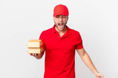 Hamburger dağıtan adam agresif bir şekilde bağırıyor.