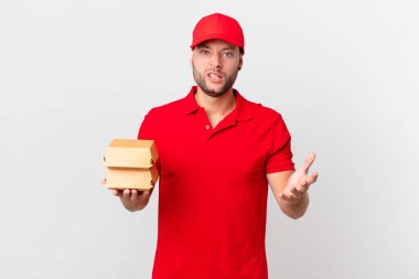 Hamburger dağıtan adam sinirli, sinirli ve sinirli görünüyor.