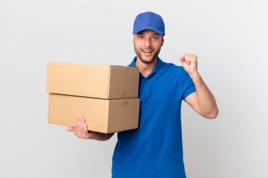 Paket teslim adam şok hissediyor, gülüyor ve başarıyı kutluyor