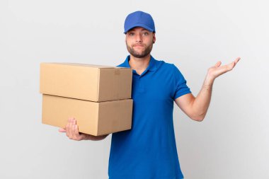 Paket teslim insanı şaşkın, şaşkın ve şüpheci hissediyor